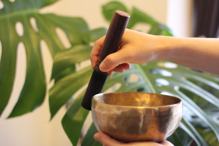 挑選頌缽時,尺寸大小差別往往是影響音色與用途的關鍵。頌缽尺寸小,清亮靈動;頌缽尺寸大,沉穩渾厚,各有適合的使用場景。本文將解說頌缽挑選差異與選購技巧,協助找到最契合需求的頌缽。