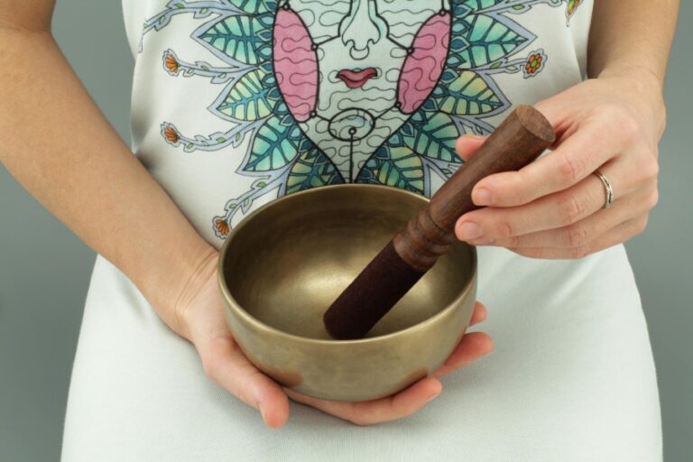 當生活節奏過快，聲音治療成為許多人調整狀態的方式之一。從音療的基本原理出發，說明聲音、頻率與神經系統之間的關係，透過理解音療原理，能更安心地感受聲音帶來的影響。知頌以溫和角度說明聲音治療的過程：如何在不需用力的情況下，引導身心慢慢回到穩定節奏。