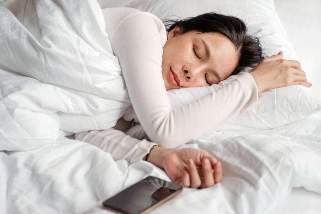 頌缽的好處之一就是提升睡眠品質,不少學員在頌缽療癒課程後,都表示反覆練習頌缽、聆聽聲音共鳴,回家之後睡得更好。