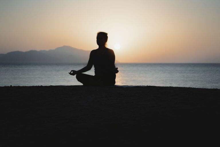 練習眉心輪冥想時,每個人的感受都不盡相同。有些人更容易專注,有些人則感到思緒逐漸沉澱。從眉心輪的特性、眉心輪開啟徵兆到日常練習方式,認識第六脈輪如何陪伴身心維持平衡。