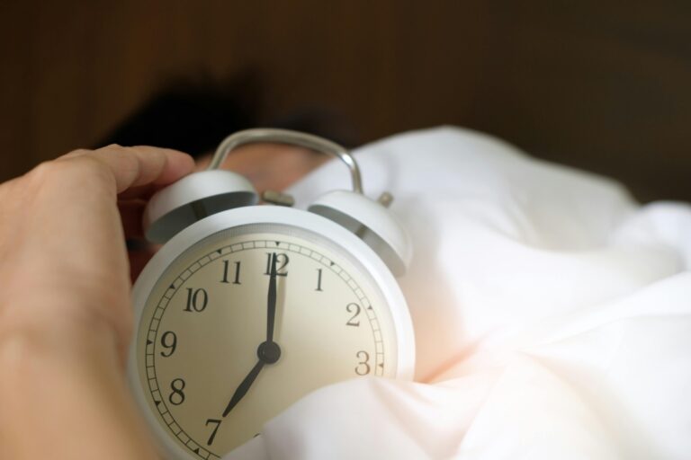 想改善失眠卻總睡不著?從情緒調節、睡眠環境、白天習慣到睡前飲食與運動,多方位方法助你自然入睡,並配合冥想課程推薦,讓神經系統慢慢降速。讓睡眠不再是壓力任務,而是身心自然回復的過程,找回穩定且深度的好眠節奏。