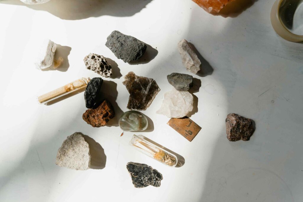 每顆水晶都帶有獨特能量,可協助平衡身心、疏通脈輪、釋放壓力與情緒阻塞。使用七脈輪水晶時,能提升專注力、增強正面情緒,並促進內在平和與自我覺察,是身心療癒的重要輔助工具。