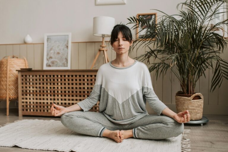 冥想的好處不只是在安靜中休息,更能幫助放鬆心情、穩定情緒與提升專注力。透過簡單的冥想練習,逐步學會與壓力共處,建立更平衡的生活節奏,讓身心在忙碌日常中找到真正的放鬆與內在安定。