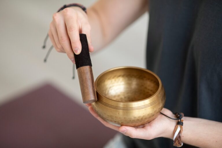長期焦慮讓身體難以真正放鬆嗎?透過頌缽聲音療癒,穩定的共振能幫助神經系統逐漸沉靜,達到焦慮放鬆的效果。搭配呼吸調整與日常生活習慣改變,不僅能舒緩壓力,也有助於提升專注與睡眠品質,讓身心慢慢回到平衡與穩定狀態。