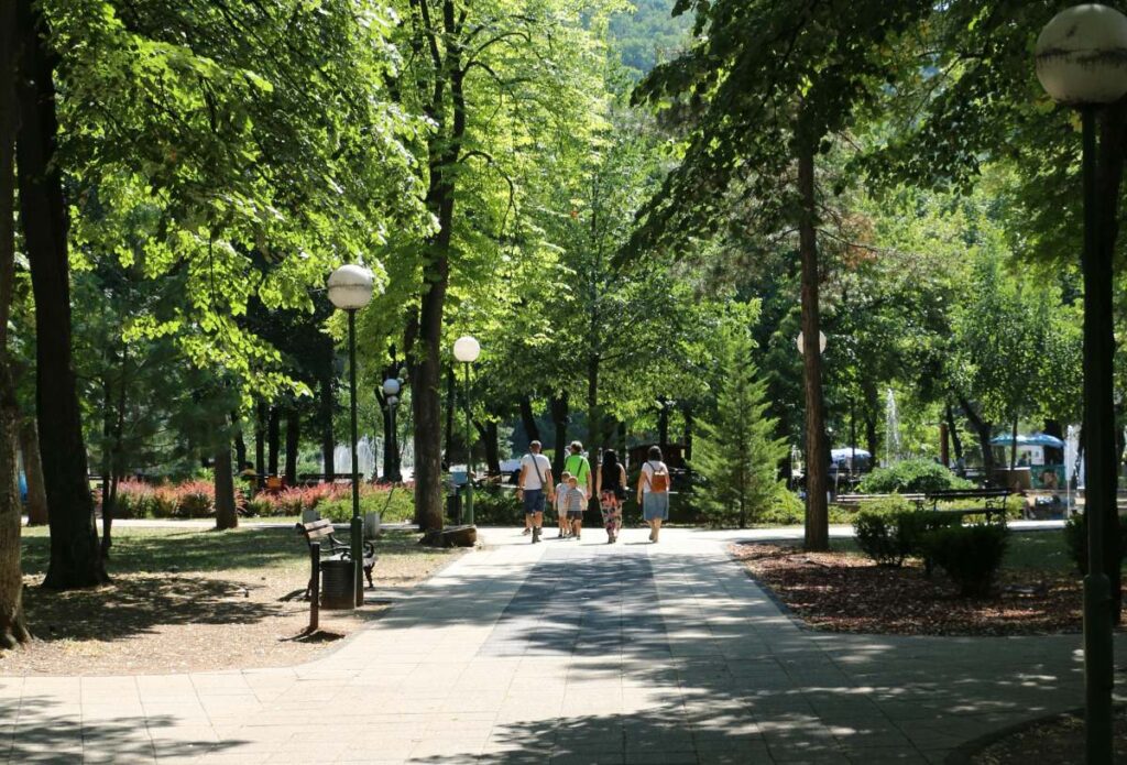 在天氣晴朗的公園散步,結合深呼吸與冥想節奏,是簡單又自然的放鬆壓力方法,幫助舒緩情緒、放鬆心情。