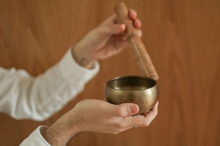 剛接觸頌缽卻不知道如何保養與使用嗎?了解頌缽淨化的方法、磨缽技巧與常見問題,從日常清潔、聲音調整到能量維護一次整理,幫助你更自在地與頌缽相處,讓每一次敲缽與磨缽都成為療癒自己的時光。