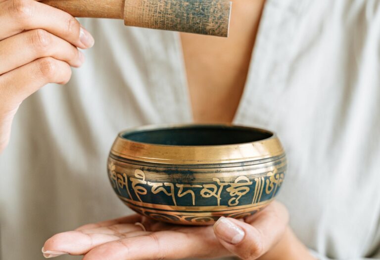 總是感到壓力大、思緒停不下來嗎?了解實用的放鬆心情方法與焦慮放鬆技巧,從呼吸練習、生活習慣到聲音聊癒,幫助身心慢慢沉澱,建立適合自己的紓壓節奏,找回更平衡、更自在的生活步調。