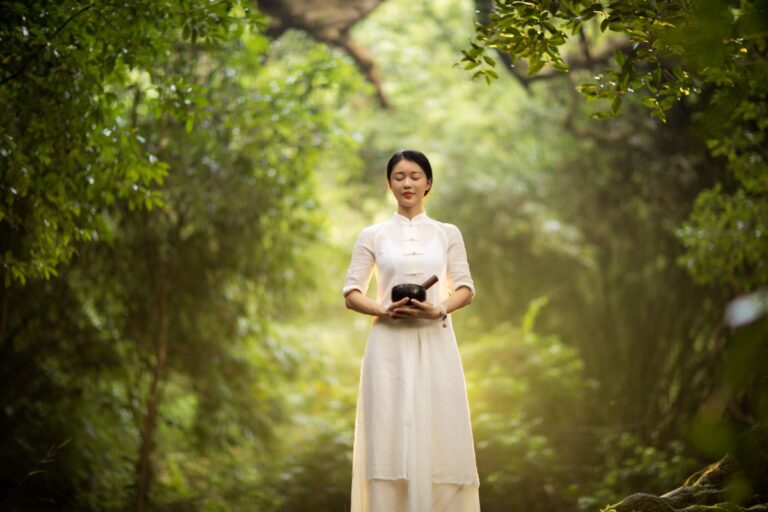 生活節奏越來越快,許多人開始透過頌缽療癒為自己保留一段安靜的時間。缽音聊癒法利用聲音、震動與共振,引導身心慢慢放鬆,幫助舒緩壓力、沉澱情緒。頌缽療癒的原理是什麼?了解體驗方式與適合對象,感受聲音帶來的平靜與放鬆!