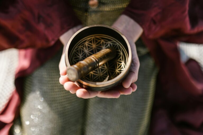 頌缽不只是聲音工具,也是許多人日常放鬆與冥想時的重要陪伴。想讓頌缽維持穩定的音色與良好狀態,正確的頌缽保養不可少。從清潔方式、存放環境到使用注意事項,了解頌缽樂器的保養技巧,陪伴它長久發出溫潤而純淨的聲音。