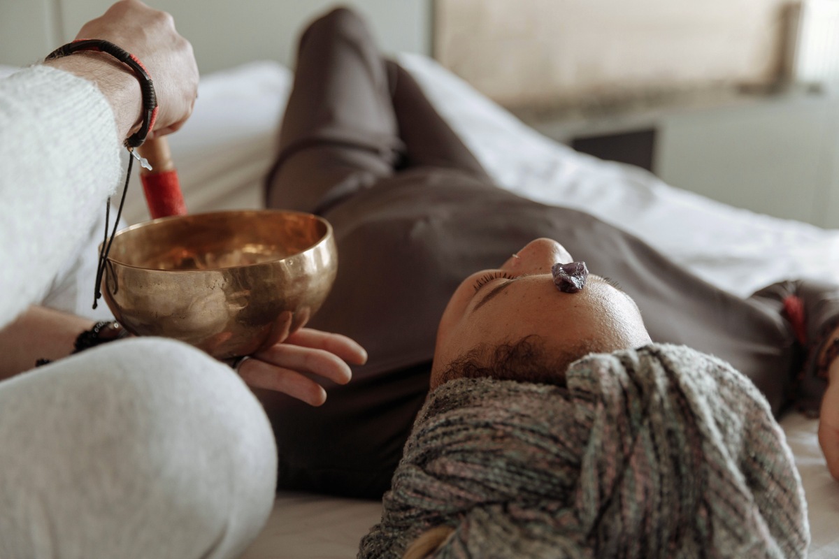 每位女性都會經歷經期、更年期等不同人生階段,身心感受也會隨著時間改變。透過透過溫和的頌缽練習,為自己保留一段安靜放鬆的時間,讓情緒沉澱、舒緩壓力,放慢生活步調。講解頌缽經期、頌缽更年期的體驗方式,自然過渡每個人生挑戰!